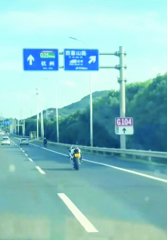 “无人驾驶”摩托车 开上了国道？