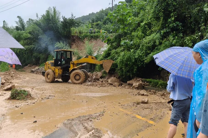 客运司机防御性驾驶 成功避险塌方事故