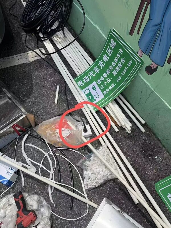 事发上海！居民下班撞见施工队带电私拉电线，充电桩合格证“无厂无号”！一小区紧急叫停