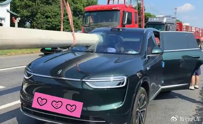 有反转？问界M7追尾悬空电线杆可能是误踩踏板