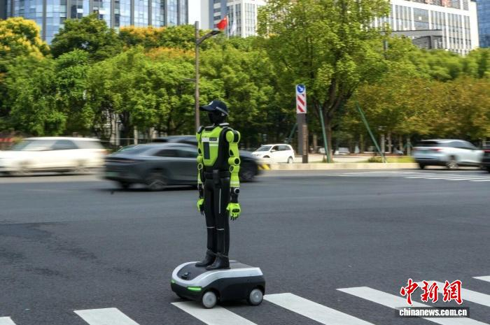 杭州“杭警智行”机器人升级 具身智能赋能交通治理